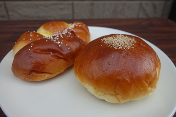 皿の上のアンパンとクリームパン