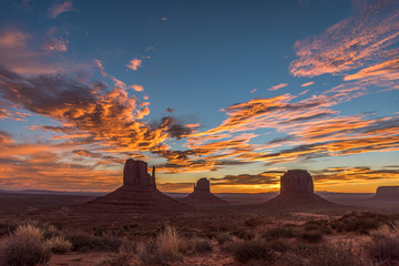 Fototapeta na wymiar Sunrise and Orange Clouds in Monument Valley, USA/Arizona