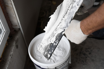 Home repair. Putty walls in the apartment.