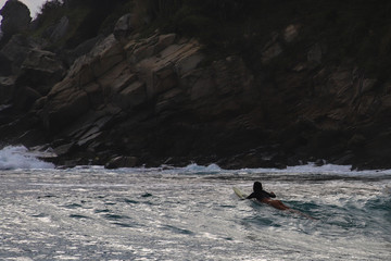 Fototapeta premium Mujer surfeando en playas de Oaxaca México