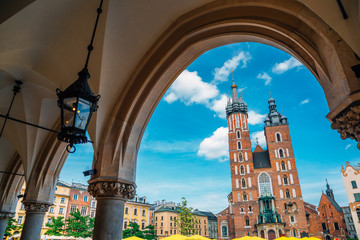 St. Mary's Basilica and Main Market Square (Rynek Glowny) in Krakow, Poland - obrazy, fototapety, plakaty