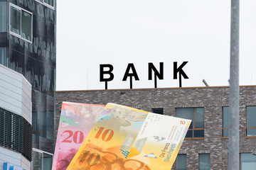 Eine Bank und Banknoten Schweizer Franken