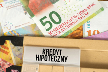 Geld Schweizer Franken und polnisches Wort für Hypothekenkredit in Polen - obrazy, fototapety, plakaty