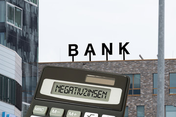 Eine Bank, Taschenrechner und die Negativzinsen