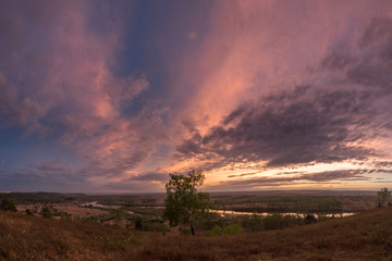 Obraz premium Beautiful landscape shot at sunset overlooking the river