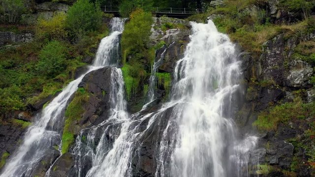 Flug hinunter an den Todtnauer Wasserf&auml;llen