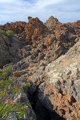 erstarrte Lava / vulkanisches Gestein auf der griechischen Halbinsel Methana, Peloponnes,...