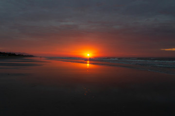 Fototapeta na wymiar nascer do sol na praia no mar