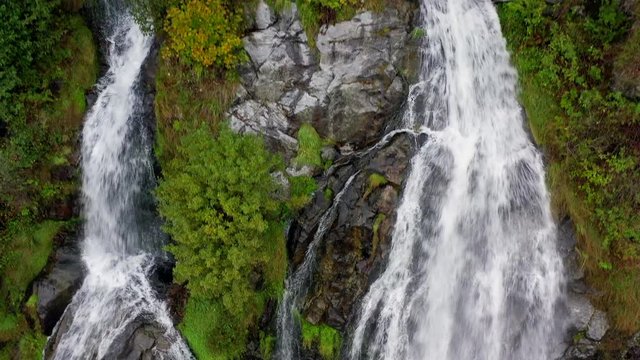 Hinabflug an den Wasserf&auml;llen von Todtnau, S&uuml;dschwarzwald