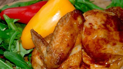 gegrilltes Hähnchen mit Paprika und Rukola dekoriert