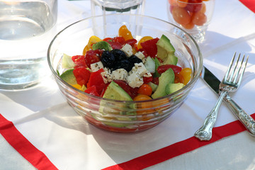 Salade de tomates, avocats, concombre, olives noire et fromage