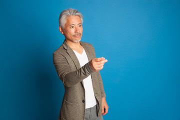 Hombre de mediana edad con el pelo blanco de origen japonés, haciendo expresiones y sonrisas,...