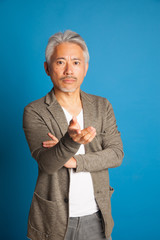 Hombre de mediana edad con el pelo blanco de origen japonés, haciendo expresiones y sonrisas,...