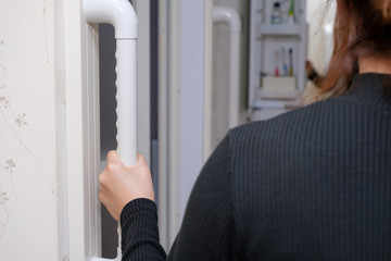 浴室の介護用手すりにつかまる女性　バリアフリー　福祉　設備