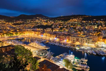 Crédence de cuisine en verre imprimé Villefranche-sur-Mer, Côte d’Azur Vue du Vieux Port de Nice avec yachts, France le soir