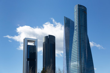 Fototapeta premium Rascacielos de Madrid con cielo azul y nubes