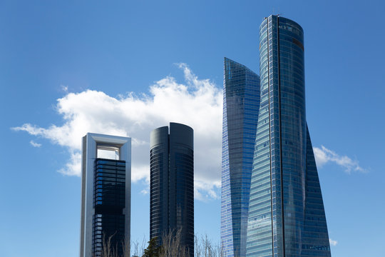 Rascacielos de Madrid con cielo azul y nubes