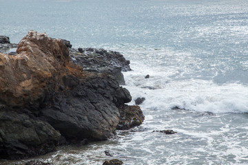 Obraz premium olas rompiendo contra rocas en Big Sur