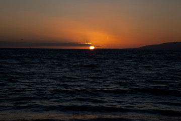 línea del horizonte al atardecer con mar