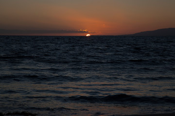 Obraz premium línea del horizonte al atardecer con mar