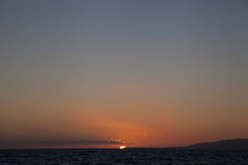 Fototapeta premium línea del horizonte al atardecer con mar