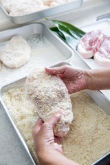とんかつ調理、パン粉を付ける