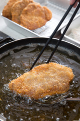 とんかつ調理風景