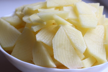 нарезанный сырой картофель