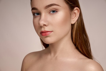 Obraz premium Seductive, young girl with perfect skin, plump lips.