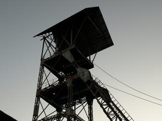 Castillete minero abandonado con cielo gris
