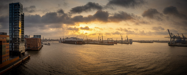 Panorama vom Hamburger Hafen bei Sonnenaufgang 