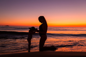 Fototapeta premium Mother and daughter at the sea 