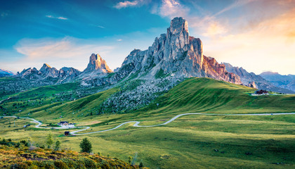 Vue matinale à couper le souffle sur le pic Ra Gusela, groupe Averau - Nuvolau depuis Passo di Giau. Lever de soleil d& 39 été passionnant dans les Alpes Dolomites, emplacement de Cortina d& 39 Ampezzo, Tyrol du Sud, Italie, Europe.