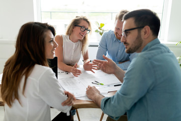 Obraz premium Group of business partners discussing ideas and planning work in office