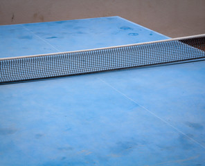 Details einer blauen Tischtennisplatte mit Netz