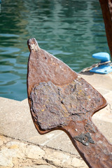 ein Dreieck eines alten verrosteten Ankers 