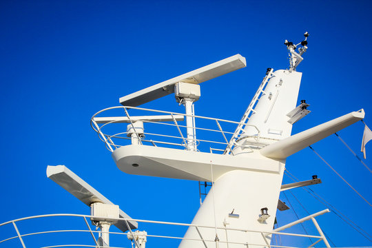 Radaranlage von einem Schiff, Schiffsradar f&uuml;r die sichere Passage auf dem Meer 