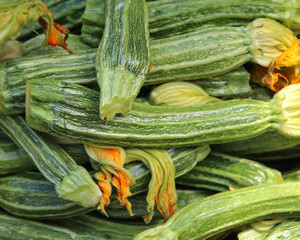 Zucchini, Zucchinis liegen gestapelt in einer Box auf dem Markt 