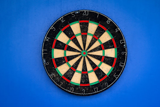 Eine Dartscheibe vor einem blauen Hintergrund 