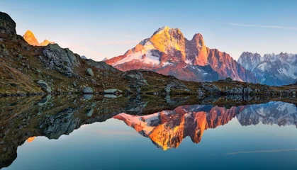 Foto auf Acrylglas Mont Blanc Attraktive Herbstansicht des Cheserys-Sees mit Mount Blank im Hintergrund, Chamonix-Standort. Wunderschöne Outdoor-Szene von Vallon de Berard Nature Preserve, Alpen, Frankreich, Europa.