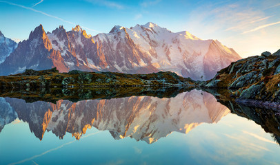 Spannend herfstzicht op het meer van Cheserys met Mount Blank op de achtergrond, locatie in Chamonix. Adembenemende buitenscène van het natuurreservaat Vallon de Berard, Alpen, Frankrijk, Europa.