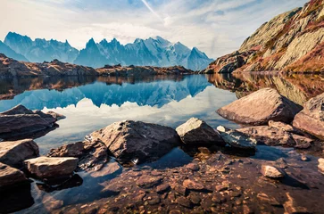 Papier Peint photo autocollant Mont Blanc Vue d& 39 automne pittoresque sur le lac des Cheserys avec le mont Blank en arrière-plan, à Chamonix. Grande scène en plein air de Vallon de Berard Nature Preserve, Alpes, France, Europe.