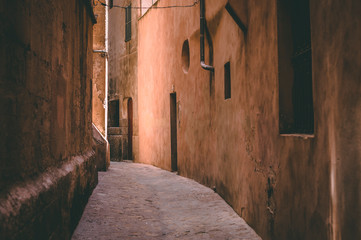 narrow alley in old town © Eduardo Zulaica