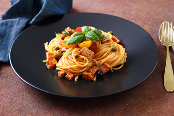 spaghetti con pesce tonno fresco pomodorini olive e capperi