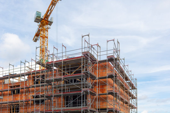 Neubau Errichtung Mietwohnungen Bauwirtschaft Baustelle Schliessung Baul&uuml;cke Immobilienwirtschaft Schaffung Wohnraum Kapitalanleger Neubau Single Wohnungen Neubaugebiet Ortrand Bauger&uuml;st Einr&uuml;stung