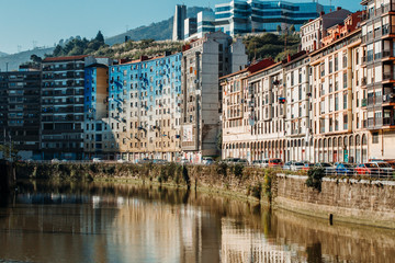 Fototapeta na wymiar houses near the river in Bilbao