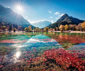 Fotobehang Schitterend ochtendmening van Jasna-meer. Prachtig herfsttafereel van de Julische Alpen, Gozd Martuljek-locatie, Slovenië, Europa. Prachtig landschap van Triglav Nationaal Park. Reizende concept achtergrond. © Andrew Mayovskyy