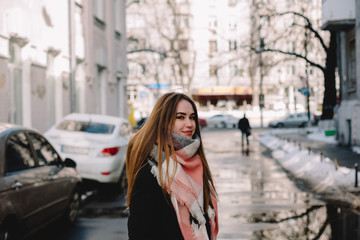Obraz premium Young woman wearing warm clothes standing on city street in winter