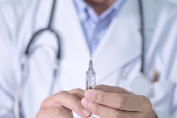 注射をする医師　医療イメージ
