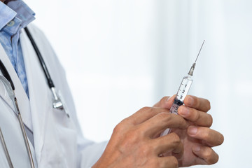 注射をする医師　医療イメージ